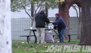 TO ΠΙΟ ΣΥΓΚΙΝΗΤΙΚΟ ΒΙΝΤΕΟ ΤΗΣ ΧΡΟΝΙΑΣ! Απίστευτη ενέργεια. Δείτε πως ξοδεύει ένας άστεγος 100 δολάρια