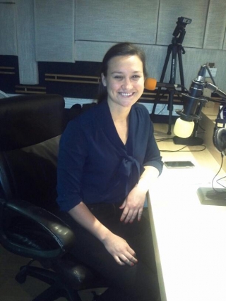 H  Dr.  Elena Schmidt στον Hellas FM