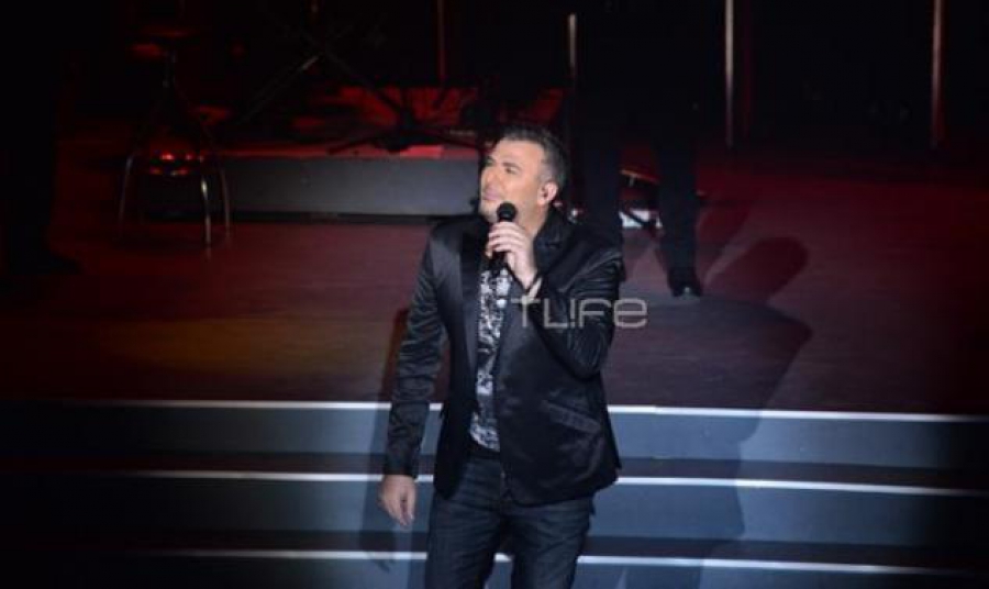 Δεν του άρεσαν τα δολάρια στη ΝΥ και τώρα του πέταξαν τραπέζι την ώρα που τραγουδούσε  στην ΑΘήνα