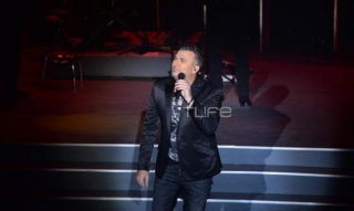 Δεν του άρεσαν τα δολάρια στη ΝΥ και τώρα του πέταξαν τραπέζι την ώρα που τραγουδούσε  στην ΑΘήνα