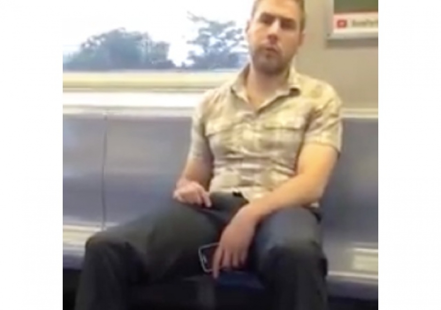 ΒΙΝΤΕΟ: Επικίνδυνος νεαρός αυτοϊκανοποιείται στο N Τrain στην Αστόρια'Αναζητείται από την Αστυνομία