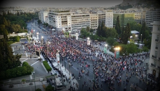 Γελάει ο κόσμος με την... λαοθάλασσα Τσίπρα στο Σύνταγμα