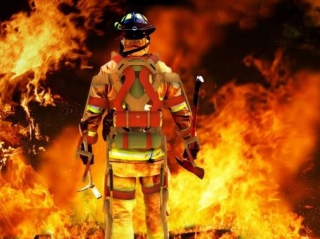 Αδιανόητο!!!Πυροσβέστης άναβε φωτιές και μετά τις έσβηνε για να το παίζει ήρωας!