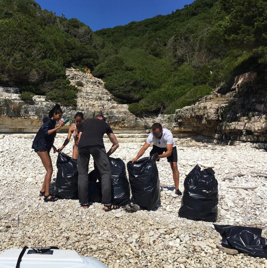 O Will Smith καθαρίζει με την κόρη του παραλίες των Αντιπάξων