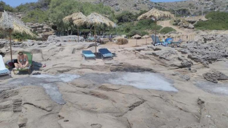 AΠΙΣΤΕΥΤΗ ΗΛΙΘΙΟΤΗΤΑ!!! Ελληνική πατέντα: Τσιμεντόστρωσαν γνωστή παραλία της Ρόδου