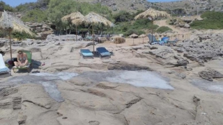 AΠΙΣΤΕΥΤΗ ΗΛΙΘΙΟΤΗΤΑ!!! Ελληνική πατέντα: Τσιμεντόστρωσαν γνωστή παραλία της Ρόδου