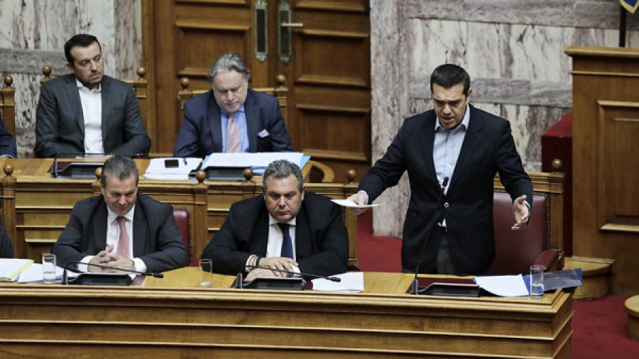 Καμπανάκι από Fitch στον προεκλογικό μποναμά Τσίπρα