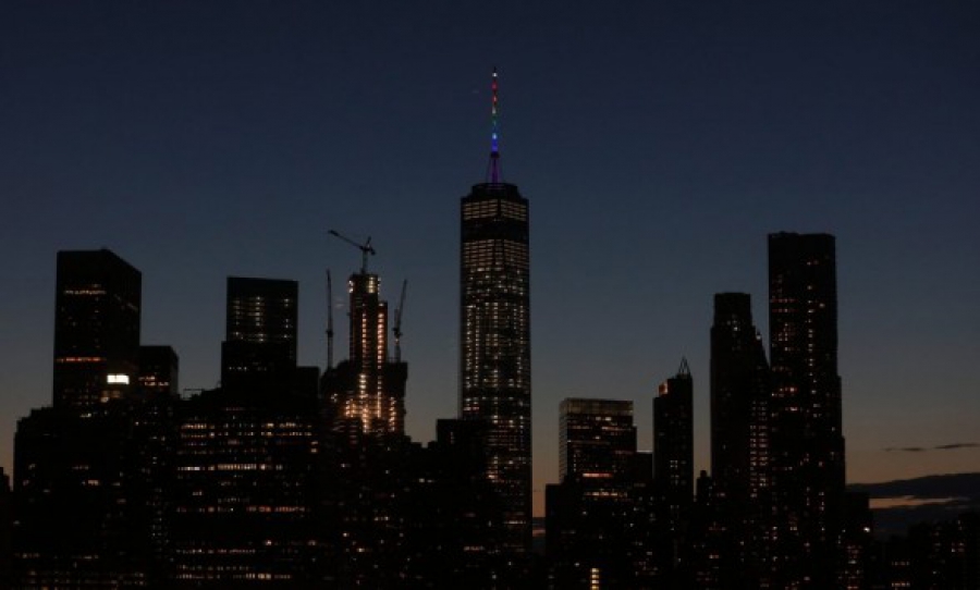 ΗΠΑ: Η Νέα Υόρκη πενθεί για το Ορλάντο και βυθίζεται στο σκοτάδι