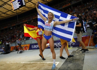 «Κυρίαρχη» η Παπαχρήστου στο τριπλούν! Χρυσό μετάλλιο για την Ελλάδα – videos