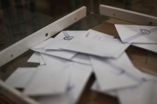 Νέα δημοσκόπηση: Ντέρμπι μεταξύ ΣΥΡΙΖΑ - ΝΔ και οκτακομματική Βουλή