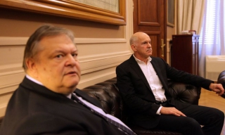 Ξανά στην εσωστρέφεια το ΠΑΣΟΚ  «Ανακατεύεται» ξανά ο Παπανδρέου εξοργίζοντας τον Βενιζέλο