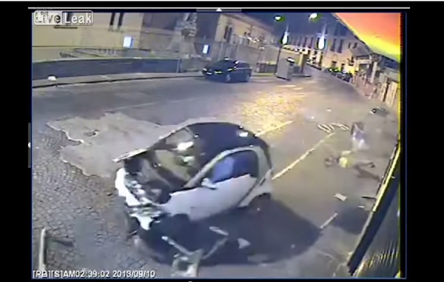 ΣΟΚΑΡΙΣΤΙΚΟ βίντεο: Του έκλεψαν το κινητό και εκείνος τους ΔΟΛΟΦΟΝΗΣΕ πατώντας τους με το ΑΥΤΟΚΙΝΗΤΟ του!