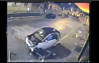 ΣΟΚΑΡΙΣΤΙΚΟ βίντεο: Του έκλεψαν το κινητό και εκείνος τους ΔΟΛΟΦΟΝΗΣΕ πατώντας τους με το ΑΥΤΟΚΙΝΗΤΟ του!