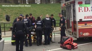 Διασώστες προσφέρουν τις πρώτες βοήθειες στην γυναίκα πριν την διακομιδή της στο νοσοκομείο (CITIZEN APP)