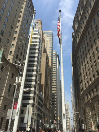 Η ΠΟΝΤΙΑΚΗ ΣΗΜΑΙΑ ΣΤΗΝ WALL STREET: ΣΥΓΚΙΝΗΣΗ και ΤΙΜΗ για τα θύματα της Γενοκτονίας των Ποντίων στην καρδιά του Μανχάταν