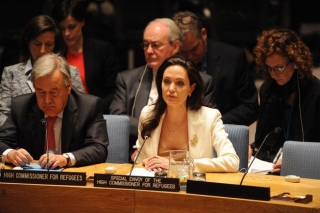 Στη Λέσβο η Αντζελίνα Τζολί