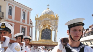 Σοκαριστική αποκάλυψη! Δείτε τι συμβαίνει με τα τάματα της Τήνου – Καημένε κόσμε…