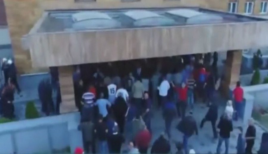 ΠΓΔΜ: Εισβολή διαδηλωτών στη Βουλή-ΧΑΟΣ ΣΤΑ ΣΚΟΠΙΑ