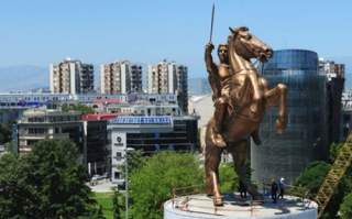 Guardian:  “Τα Σκόπια έχουν γίνει η πρωτεύουσα του κιτς στην Ευρώπη"