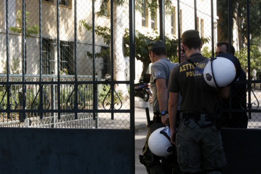 Βόμβα!Για ποιον χτυπάει η καμπάνα? Συνελήφθησαν μεγάλος εκδότης και ιδιοκτήτης ΜΜΕ και δύο δημοσιογράφοι - Εκβίαζαν δημόσιες επιχειρήσεις και τράπεζες