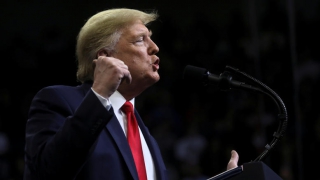 Τραμπ: Κομμουνιστής ο Σάντερς, κοιμήσης ο Μπάιντεν