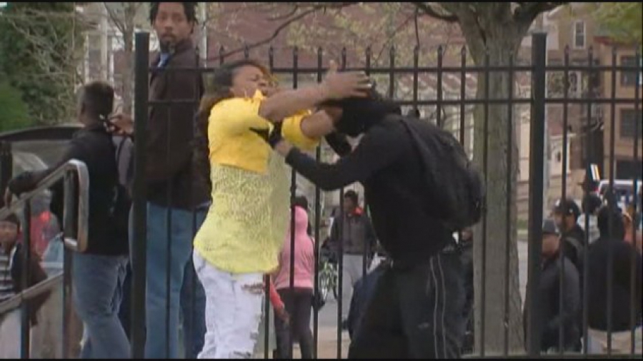 BINTEO:Βαλτιμόρη: Έκανε "τουλούμι" στο ξύλο τον γιο της γιατί συμμετείχε στα επεισόδια