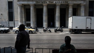 Αιχμές κατά Στουρνάρα από 43 βουλευτές της ΝΔ για αφελληνισμό τραπεζών