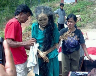 ΣΟΚΑΡΙΣΤΙΚΕΣ ΕΙΚΟΝΕΣ: To έθιμο των ΖΟΜΠΙ στην Ινδονησία