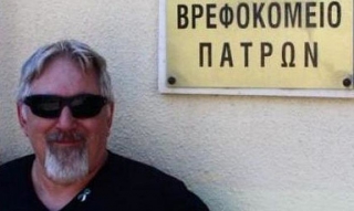 Ο ομογενής που ψάχνει τις ρίζες του στην Πάτρα έκανε Επιτάφιο στην εκκλησία που τον είχαν αφήσει βρέφος