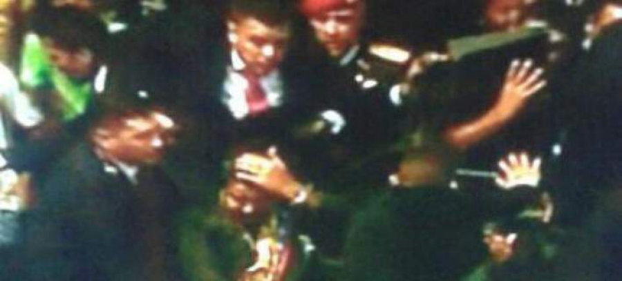 Απίστευτη εξήγηση υπουργού στη Βενεζουέλα: Εγραφαν μηνύματα αγάπης σε ντομάτες και τις πετούσαν στο Μαδούρο για να τα διαβάσει!