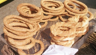 Πρόστιμο 5.000 ευρώ σε άνεργο πατέρα επειδή πουλούσε κουλούρια χωρίς άδεια