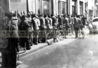 «Επιτρέπονται μέχρι 12 μαστιγώματα σε αγόρια κάτω των 18 ετών». Οι αγριότητες των Άγγλων κατά των Κυπρίων, οι κατ΄ οίκον αποκλεισμοί και τα συρματοπλεγμένα χωριά...