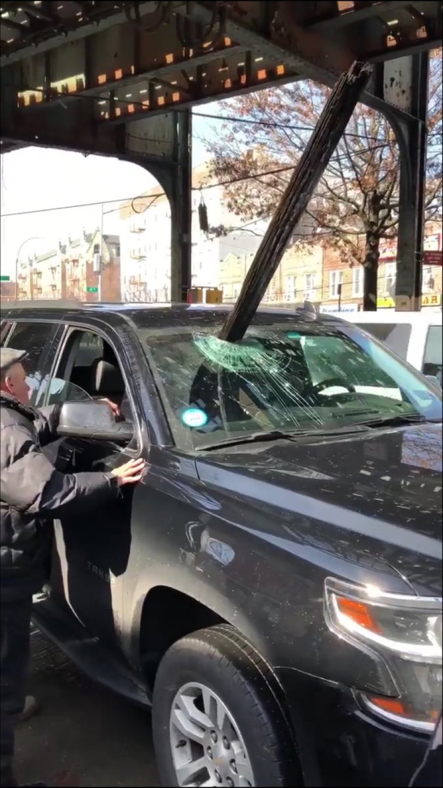 Νέα Υόρκη: Κομμάτι από τις γραμμές του τρένου έπεσε σε αυτοκίνητο