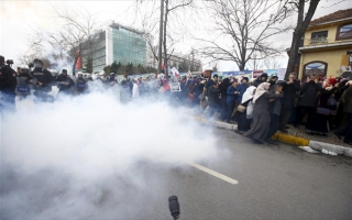 Δακρυγόνα και πλαστικές σφαίρες έξω από τα γραφεία της Zaman στην Κωνσταντινούπολη – Υπό κρατική επιτροπεία η μεγαλύτερη εφημερίδα της Τουρκίας με εντολή Σουλτάνου Ερντογάν