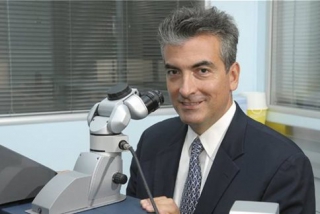 Ο Έλληνας που διορθώνει χωρίς λέιζερ μυωπία, υπερμετρωπία και αστιγματισμό