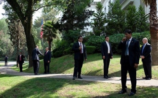 Mπάτε σκύλοι αλέστε ο Λευκός Οίκος...Νέα εισβολή!