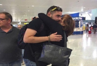 «Στο καλό παλικάρι μου…»: Μάνα αποχαιρετάει το παιδί της που πάει μετανάστης και ρίχνει το facebook! Το συγκλονιστικό ποστάρισμα με τα χιλιάδες likes