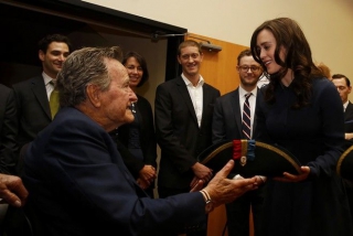 Kαταγγελία για Τζορτζ Μπους οτι θωπεύει νεαρή ηθοποιό του Χόλιγουντ