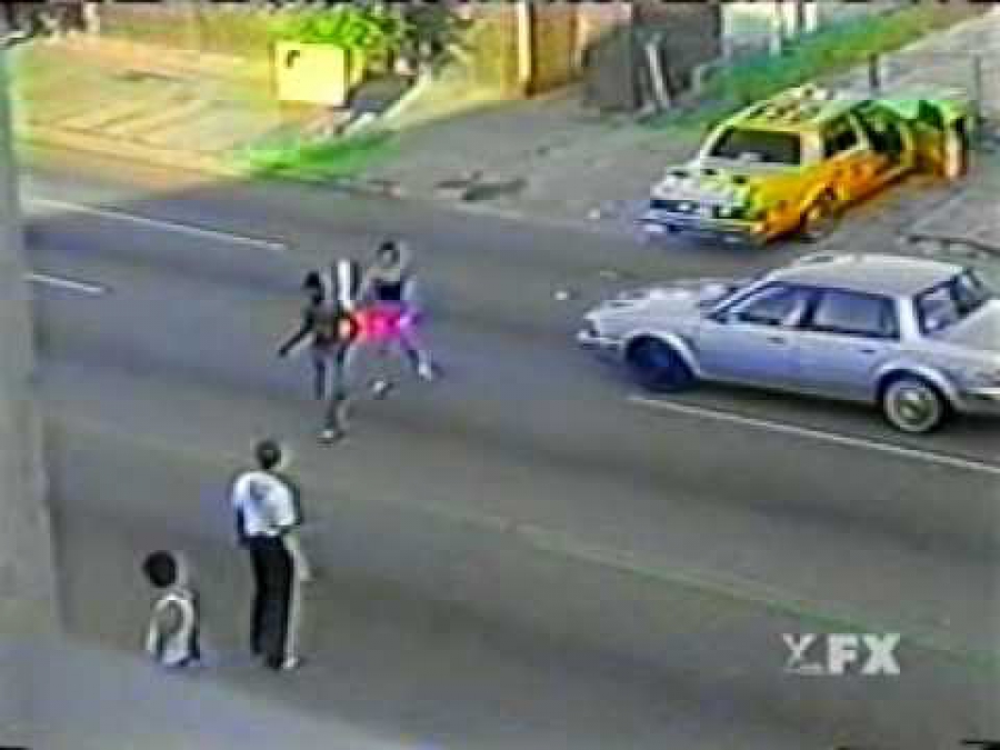 AΠΙΣΤΕΥΤΟ ΒΙΝΤΕΟ: Νταβατζής τρώει το ξύλο της χρονιάς!!!