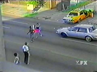 AΠΙΣΤΕΥΤΟ ΒΙΝΤΕΟ: Νταβατζής τρώει το ξύλο της χρονιάς!!!