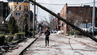 ΗΠΑ: Περισσότεροι από 30 νεκροί από ανεμοστρόβιλους