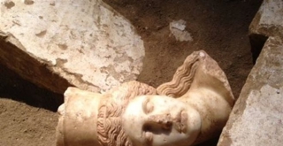 Βρέθηκε το μαρμάρινο κεφάλι μίας από τις Σφίγγες