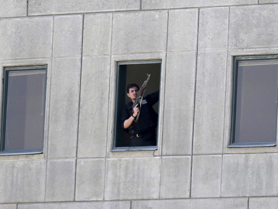 12 Nεκροί! Διπλή επίθεση με καλάσνικοφ και ομηρεία στη Βουλή της Τεχεράνης