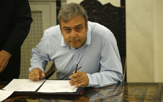 ΑΠΟΚΑΛΥΨΗ ΒΟΜΒΑ! ΣΥΖΥΓΟΣ ΥΠΟΥΡΓΟΥ ΕΠΑΙΡΝΕ ΔΟΥΛΕΙΕΣ ΑΠΟ ΤΡΑΠΕΖΕΣ...