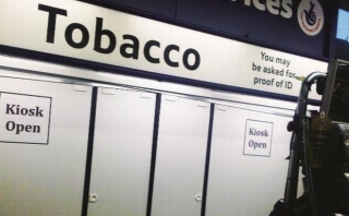 Και όμως υπάρχει μια χώρα στον πλανήτη που αποφάσισε να βγάλει εκτός νόμου την πώληση όλων των ειδών καπνού