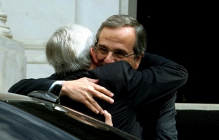 Εξηγηθείτε κύριε Σαμαρά: Κάνατε παράπονα στον Γιούνκερ γιατί προτείνει χρήματα στην Ελλάδα χωρίς δεσμεύσεις;