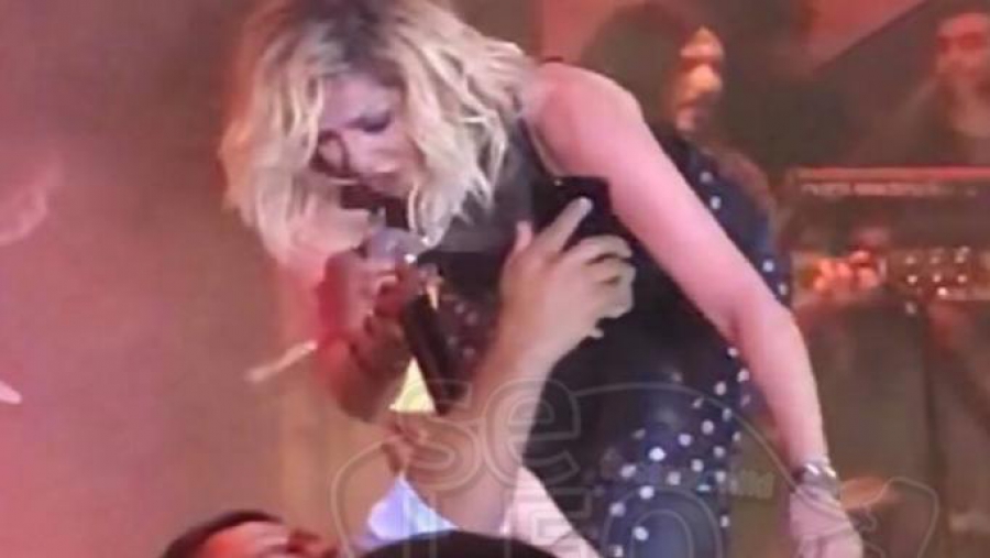 Η Άννα Βίσση απαντά σε θαμώνα από τα Σκόπια που της είπε ότι είναι από τη Μακεδονία