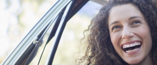 AΠΙΣΤΕΥΤΟ ΒΙΝΤΕΟ:Γυναίκα οδηγός κατεδαφίζει κτήριο γιατί μιλούσε στο τηλέφωνο