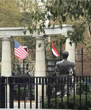 Κατέβασαν την ελληνική σημαία από την Πλατεία Αθηνών - Ύψωσαν... της Υεμένης!