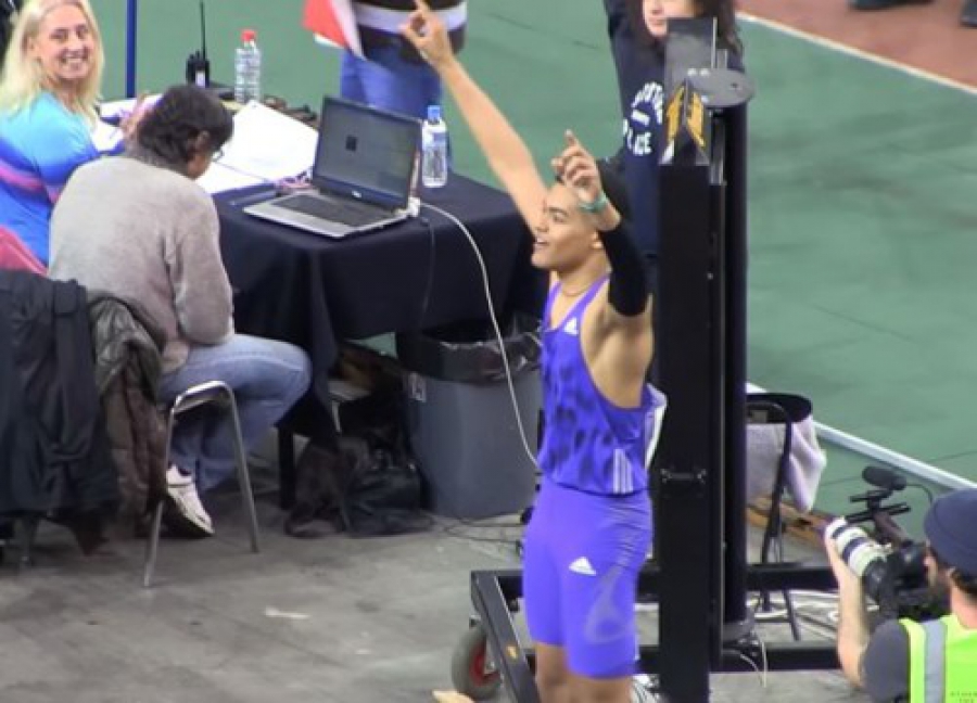 ΒΙΝΤΕΟ  ΘΡΙΑΜΒΟΣ! ΕΛΛΗΝΑ ΑΘΛΗΤΗΣ ΣΠΑΕΙ ΤΟ ΠΑΓΚΟΣΜΙΟ ΡΕΚΟΡ ΣΤΟ ΑΛΜΑ ΕΠΙ ΚΟΝΤΩ! Το άλμα - ρεκόρ και η στιγμή της αποθεώσης του 16χρονου Εμμανουήλ Καραλή